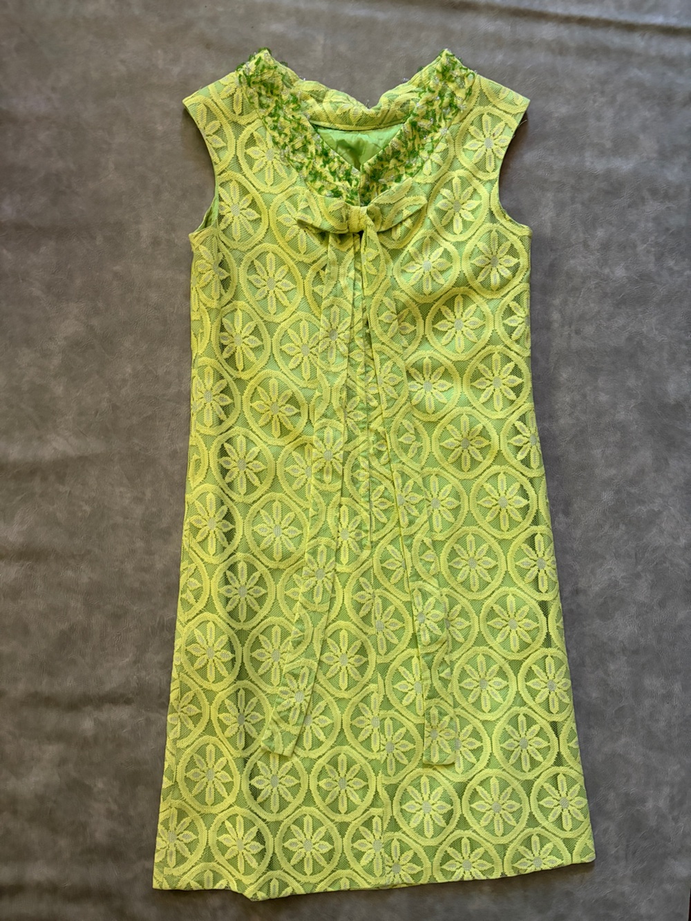 Vintage 1960’s lace lime green shift dress with beaded collar and back bow - Picture 13 of 15
